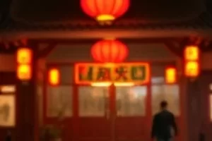 《春分以后》清晨田间薄雾与田埂
